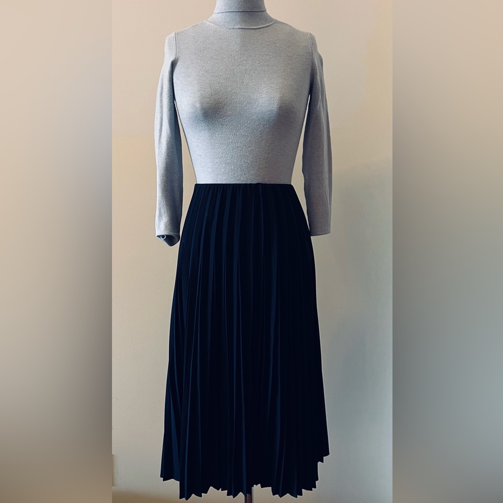 Uniqlo pleated midi skirt in navy with elastic waist